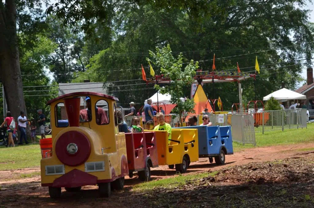The Dixieland Express Trackless Train with 3 passenger cars
