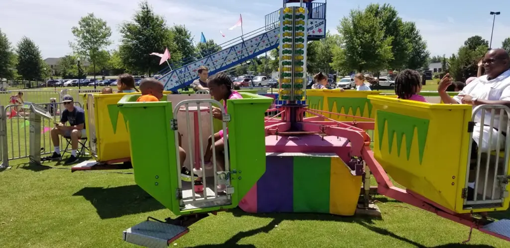 Tubs of Fun, a green and yellow spinning ride